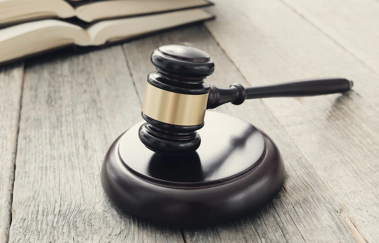 marteau-cour-livres-concept-jugement-droit_144627-30454.webp