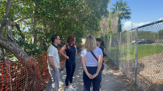 Recorrido por el paseo marítimo de Tatum con funcionarios de la ciudad