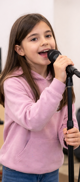 NENA CANTANT.png