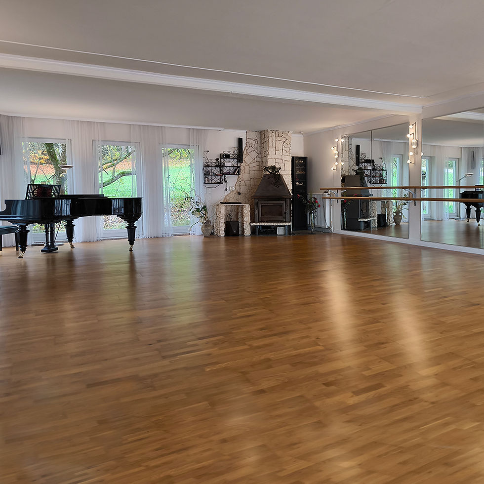 Großer Tanzraum mit Flügel