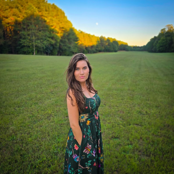 Iyla Elise Announces New Single ‘Ain’t Linear’: Americana, Country, and Blues Artist Continues Her Rise with a Soulful, Multi-Dimensional Love Song