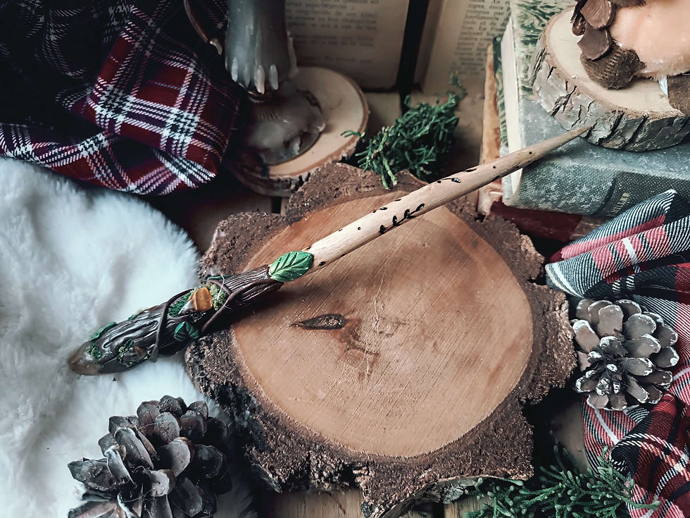Miniature : baguette en bois de noisetier décorée de cristaux et argile polymère