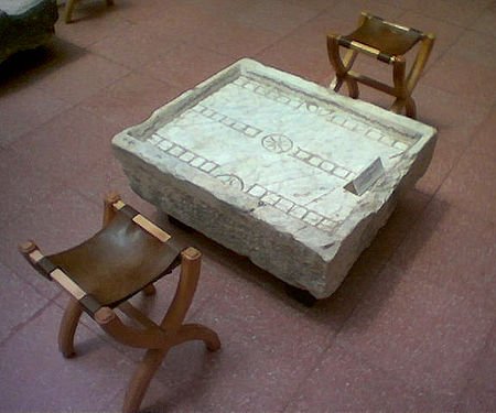 Table de Ludus duodecim scriptorum, Musée d'Éphèse.