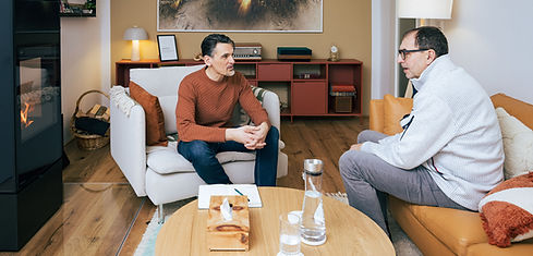 Zwei Männer in Therapiesitzung