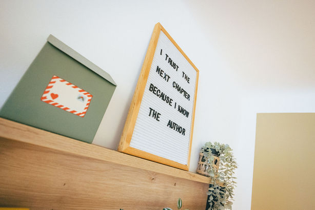 Letterboard mit Zitat: Ich vertraue dem nächsten Kapitel, weil ich den Autor kenne.