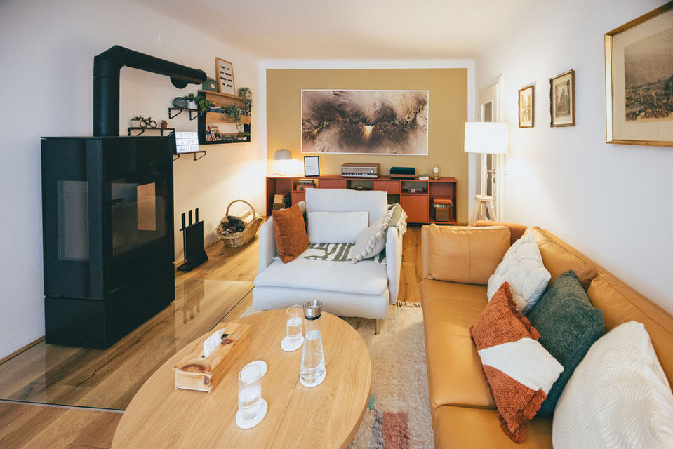 Gemütliches Wohnzimmer mit Kamin und Sofa