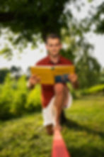 Mann auf Slackline