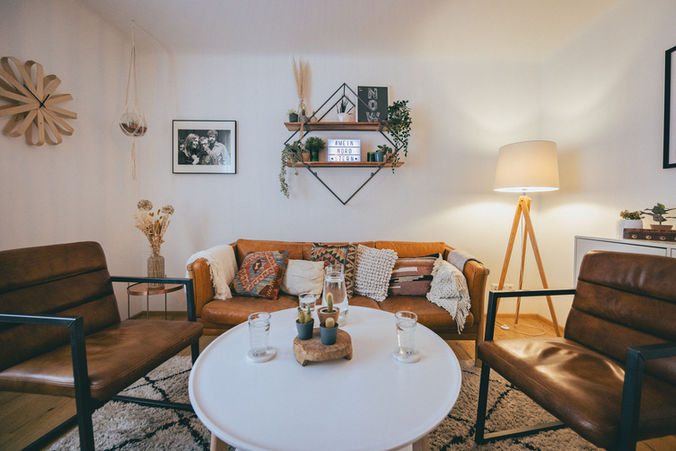 Einladendes Wartezimmer mit Ledersofa und Sesseln.