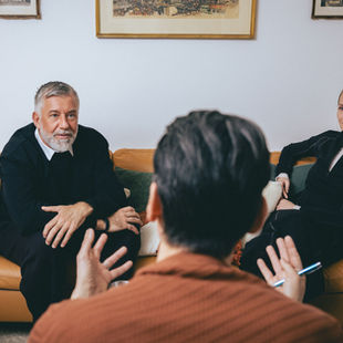 Paar in Therapie bei Mag. Christian Asperger 