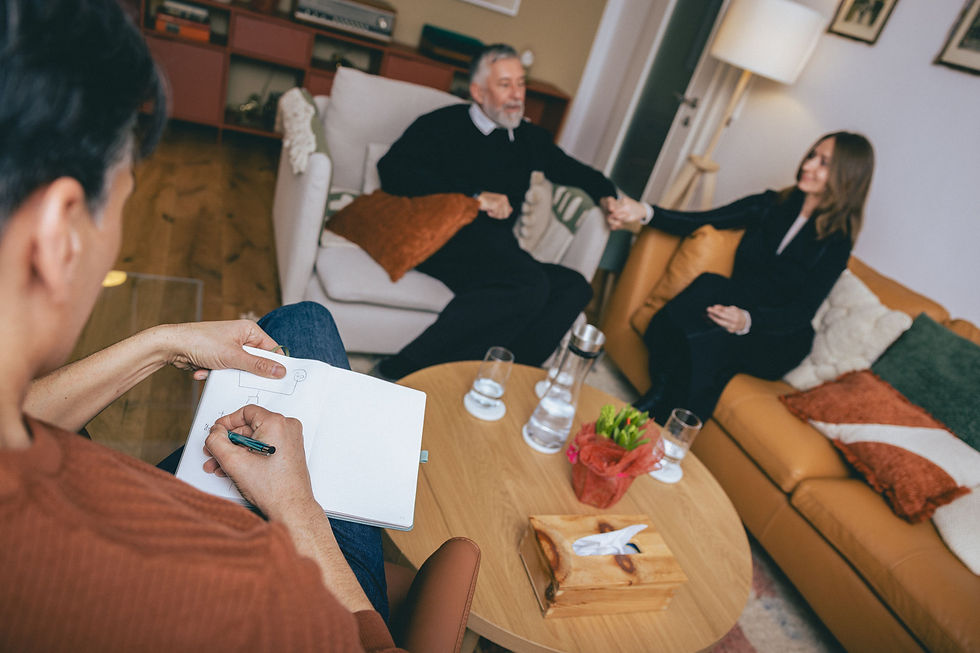 Paar hält sich die Hände in der Paartherapie, Symbol für wiederhergestelltes Vertrauen