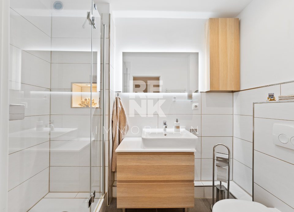 Badezimmer mit Regendusche und WC