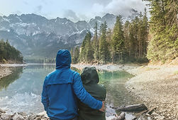 Couple regardant Paysage