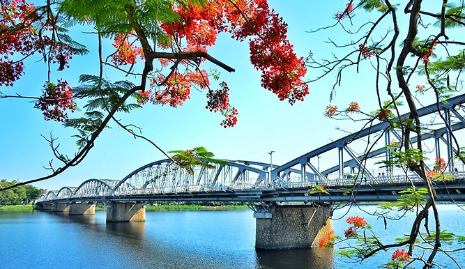 ve-dep-song-huong-ben-cau-truong-tien-21171482.jpg