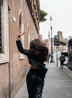 een vrolijke foto van emmy in de straat van rome