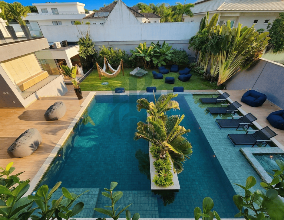 Piscina com borda infinita do imóvel duplex de luxo a venda no condomínio Villagio Felicitá na Barra da Tijuca - RJ.