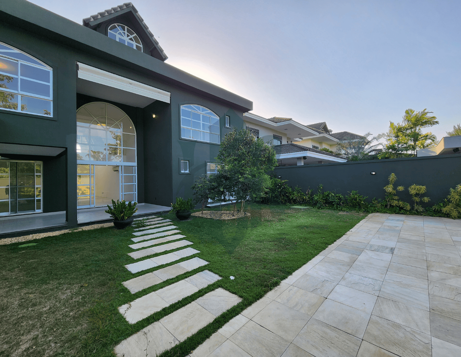 Fachada de casa a venda de alto padrão, no Quintas do Rio, Barra da Tijuca.