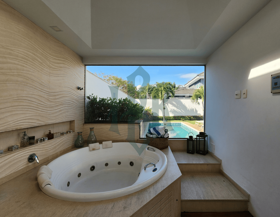 Spa com hidromassagem em casa a venda no condomínio Del Lago, Barra da Tijuca.