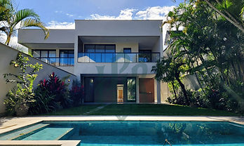 Casa duplex com design contemporâneo e compacta à venda no RIO MAR Barra da Tijuca.