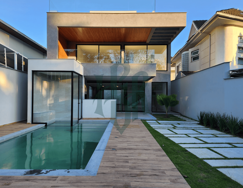 Fachada com piscina e gourmet de Casa de luxo triplex, à venda no Condomínio Interlagos de Itaúna, Barra da Tijuca (RJ).