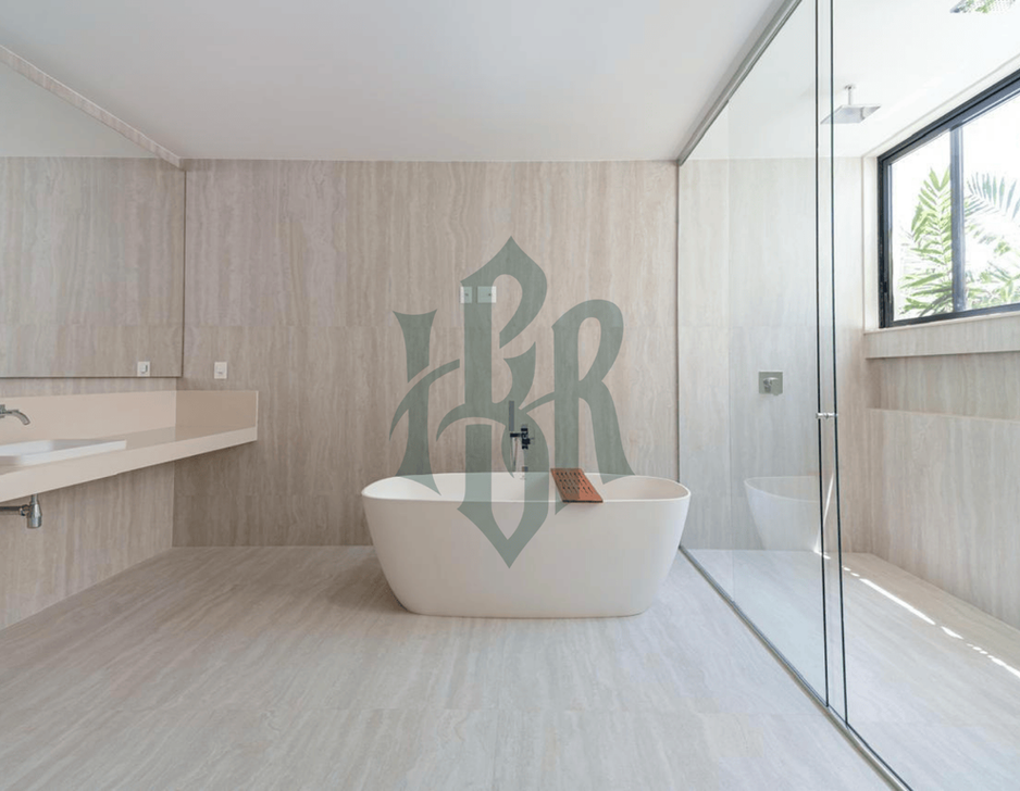 Banheiro com banheira de imersão em casa de luxo a venda no Del Lago, Barra da Tijuca.