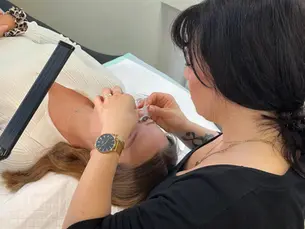Wimpernschulung bei Beauty by Julija in Stuttgart mit Fokus auf Praxis, Zertifizierung und individueller Nachbetreuung.