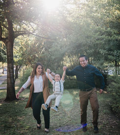 Fotografía familiar, familias, niños, sesiones familiares, fotos al aire libre, sesiones en exteriores