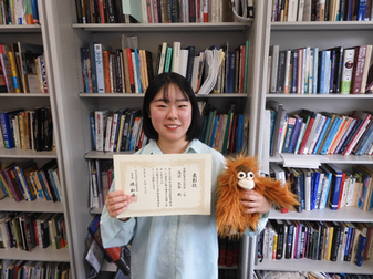 ●3年生の浅沼花奈さんが2024年度『総合政策学部　学部長賞』を受賞しました