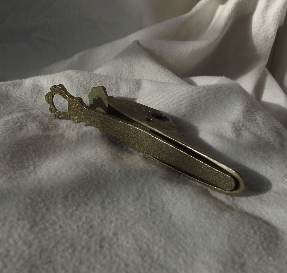 Thumbnail: Brass Bejeweled Duck Beak Hanging Clip