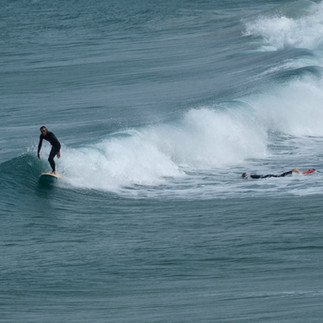 גלישת גלים בתל אביב