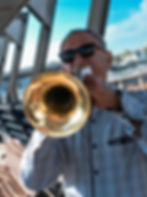 אהרון מנגן את התקווה בתחנת ההגנה בתל אביב