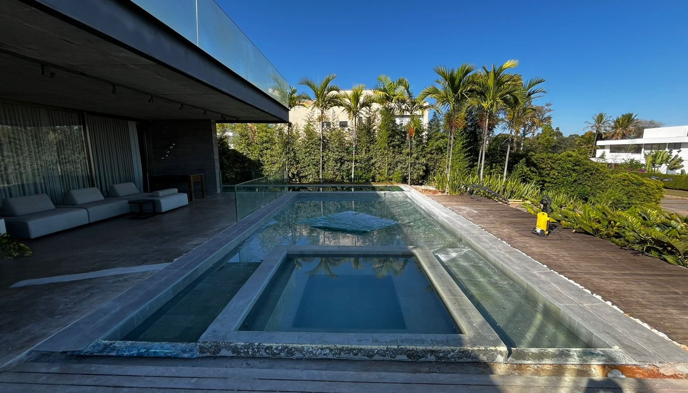 Preço de piscina de fibra: o que define o valor e o que comparar