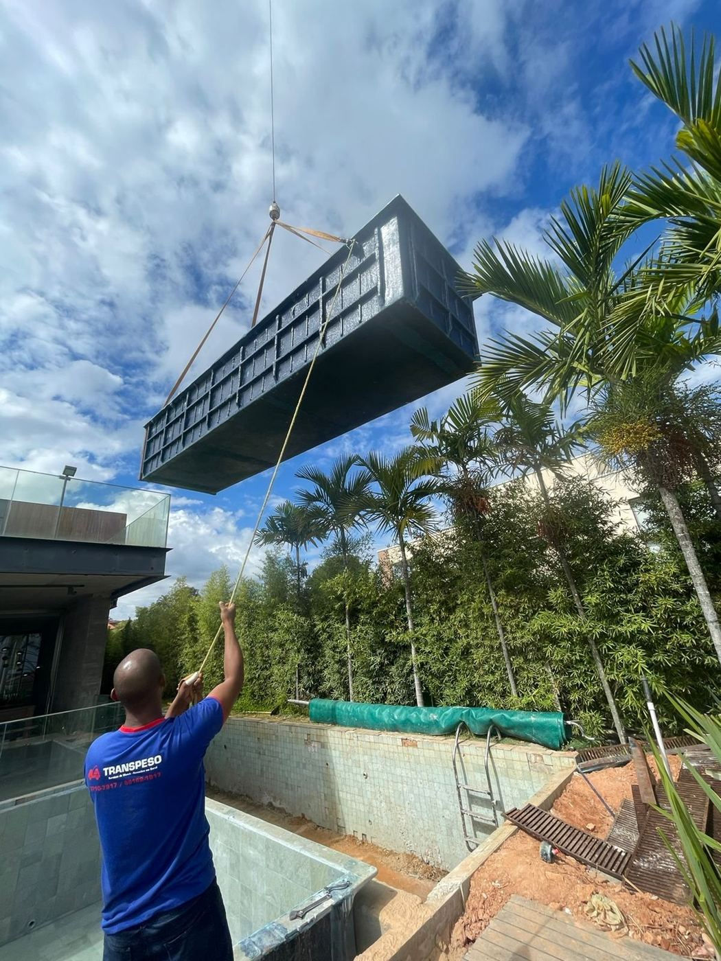 Içamento de piscina Concept com guindaste em Brasília
