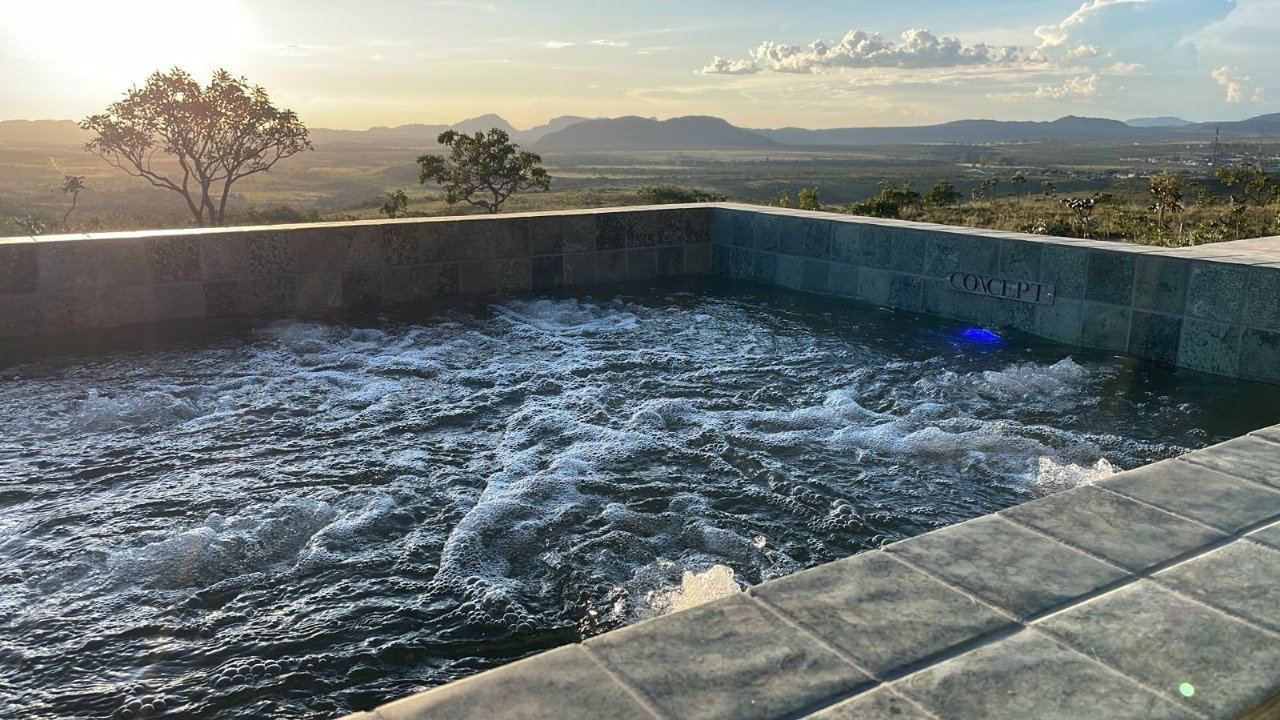 Spa com hidromassagem pastilhado com vista para a Chapada dos Veadeiros, em Alto Paraíso de Goiás