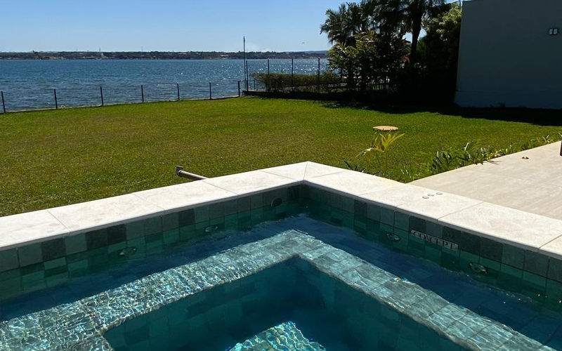A pastilha da piscina pode soltar? Entenda o papel da argamassa bicomponente