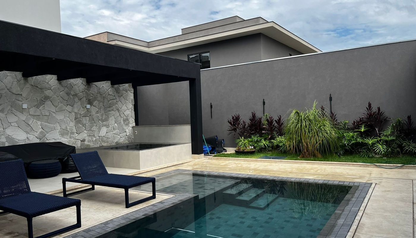 Piscina branca ou azul: como escolher a cor do revestimento