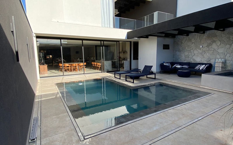 Quanto custa uma piscina de alto padrão? Entenda o que define o preço