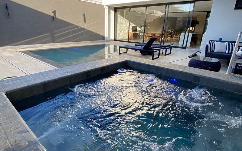 Banco com hidromassagem na piscina: conforto, jatos e reforço estrutural