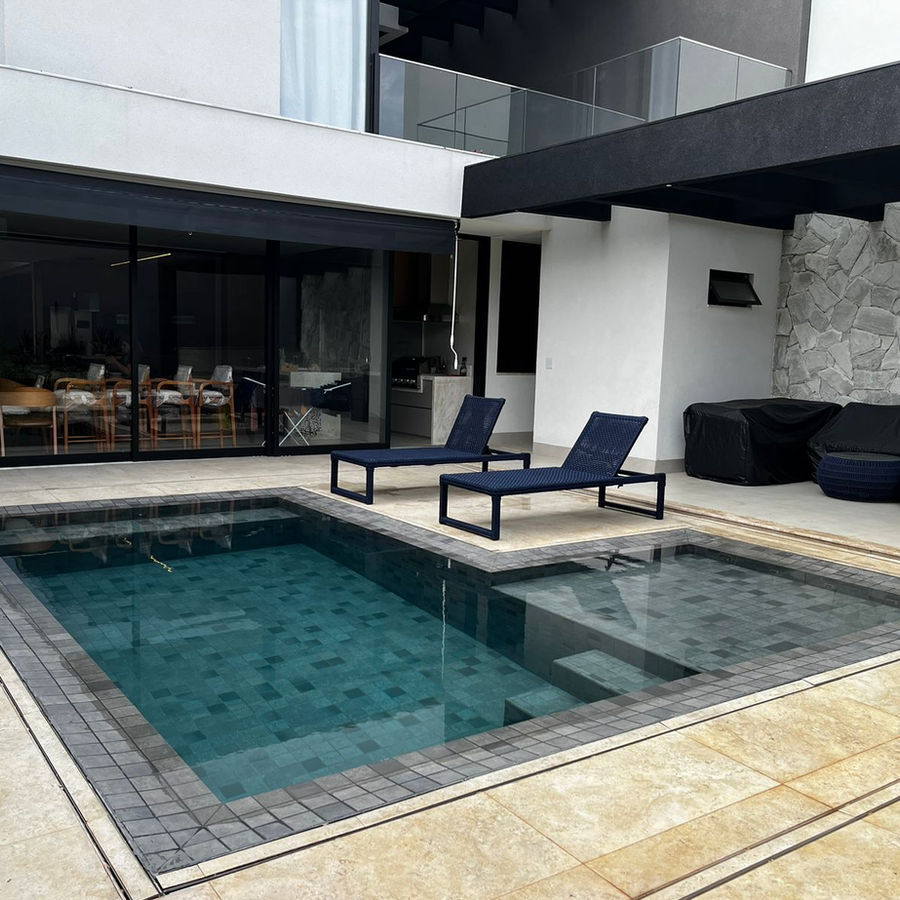 Piscina pastilhada em casa moderna em Arniqueiras, Brasília