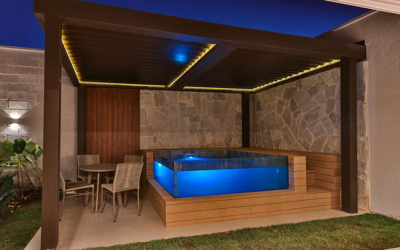 Pastilha de vidro ou pastilha cerâmica na piscina: diferenças