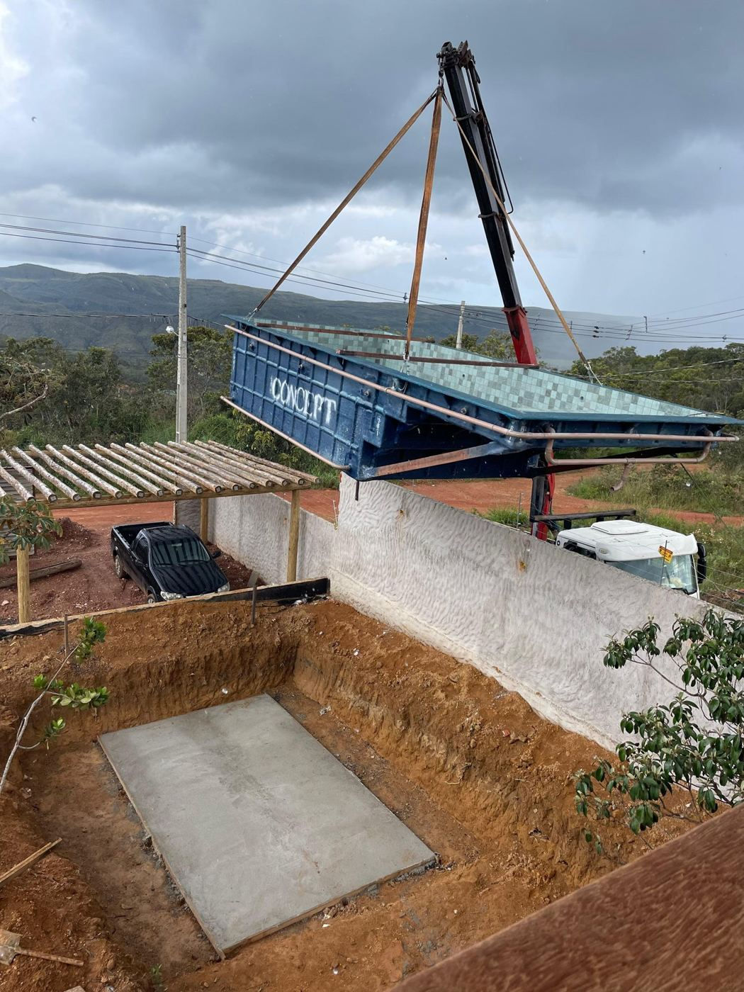 Piscina Concept sendo instalada com guindaste em Brasília