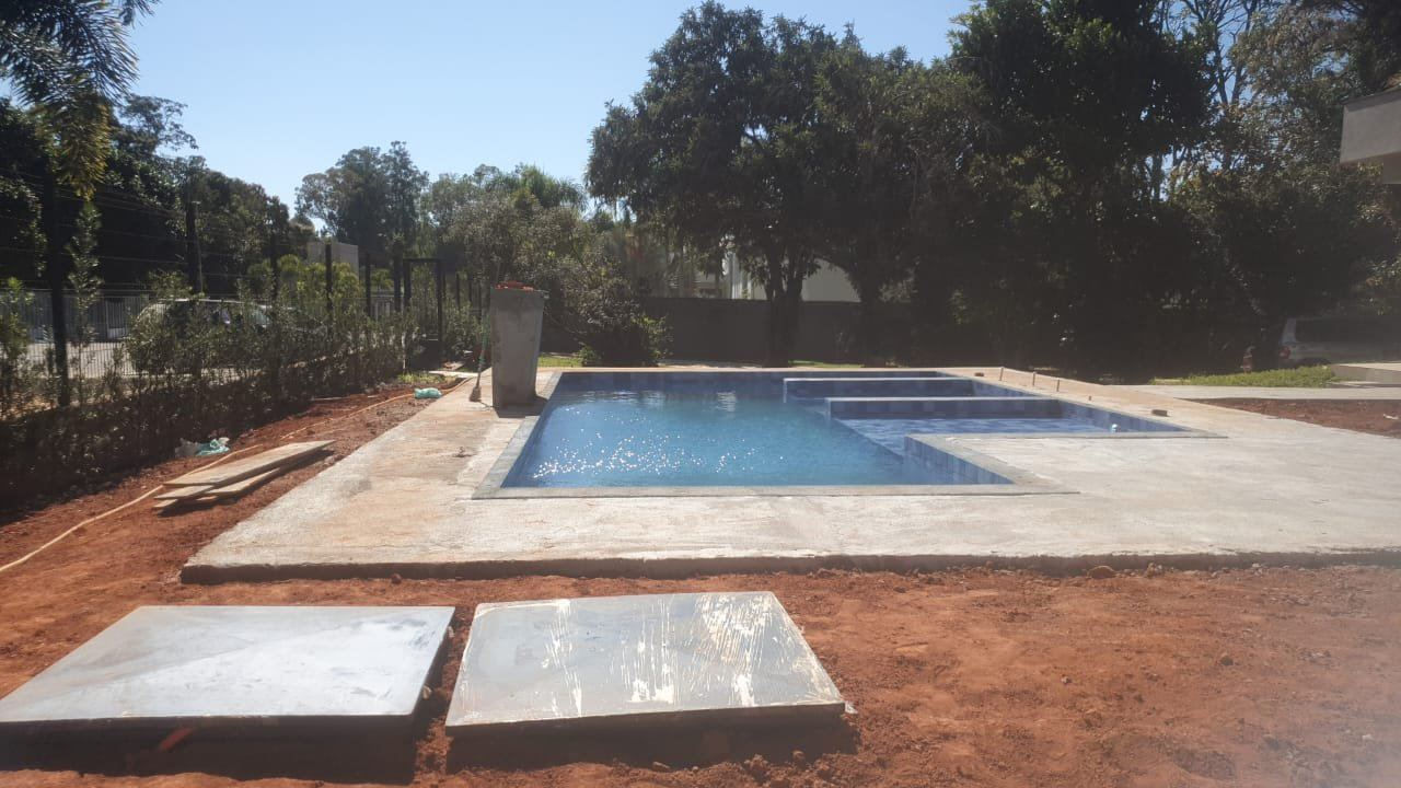 Piscina pastilhada em fase de acabamento da área externa em Brasília