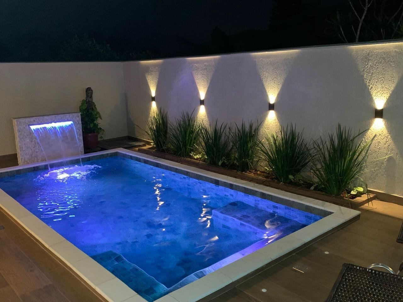 Piscina pastilhada com cascata e iluminação LED em Brasília