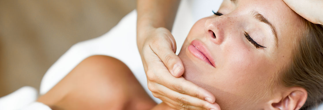 jovem-recebendo-uma-massagem-na-cabeca-em-um-centro-de-spa.jpg