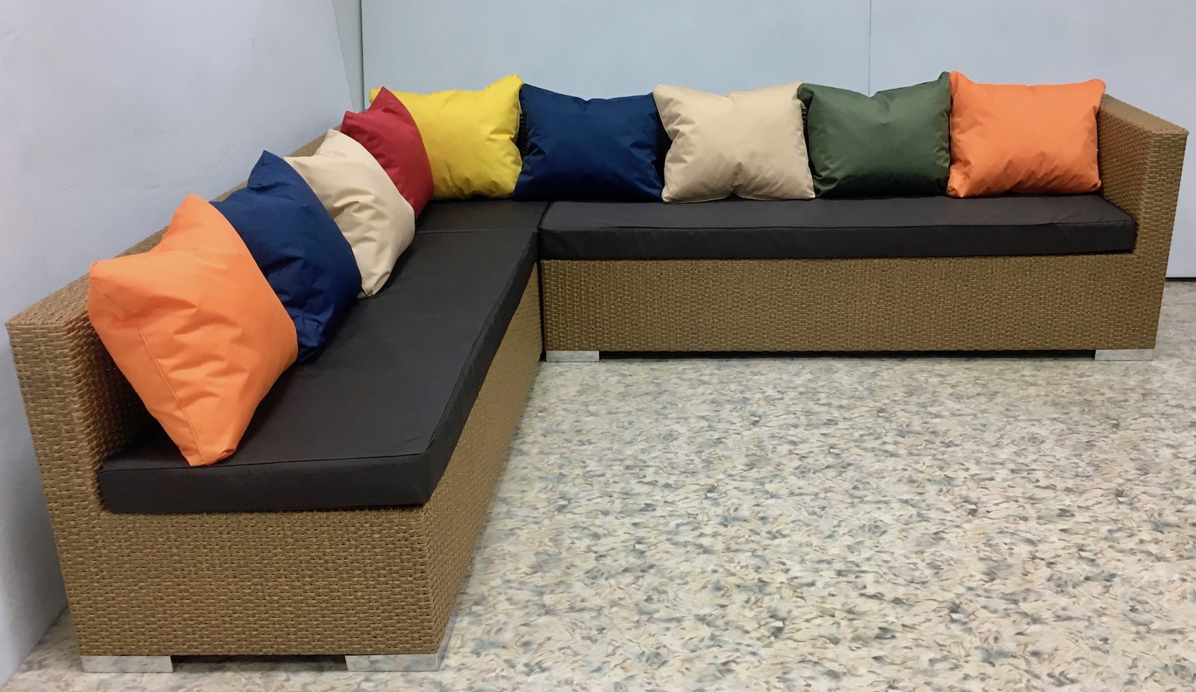 Диван угловой из искусственного ротанга