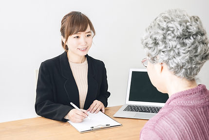 相談する老人と答える女性