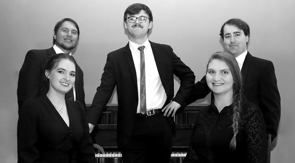Group photo of Saeculum Aureum in front of a piano