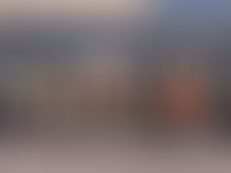 grupo de personas delante de un container