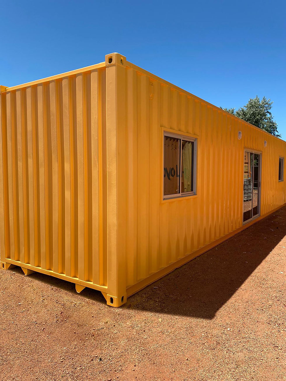container modificado como vivienda pintado de amarillo en el exterior