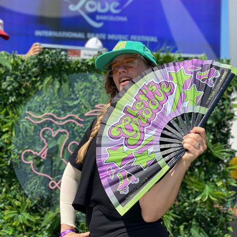 foto di ragazza con un ventaglio con una scritta in lettering