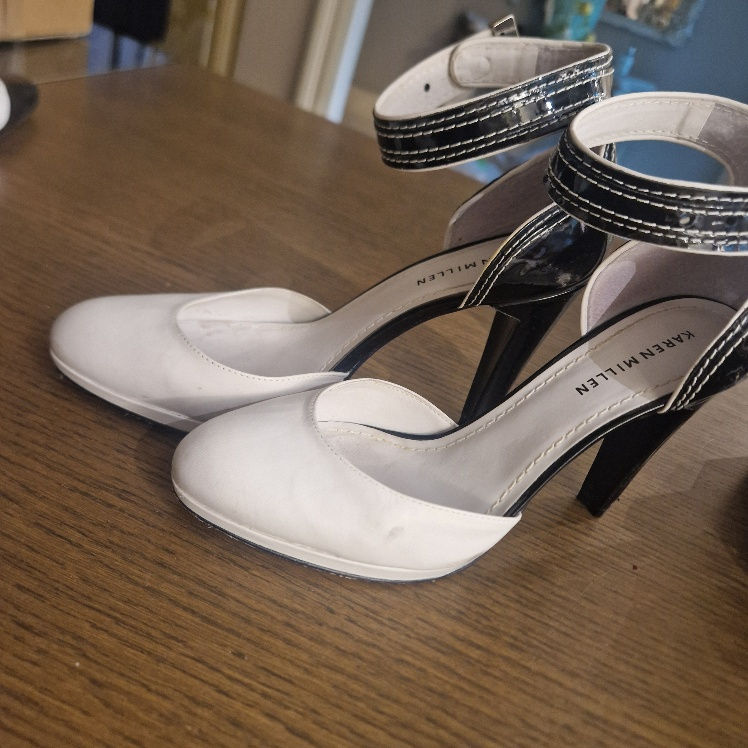 Thumbnail: Karen Millen pumps
